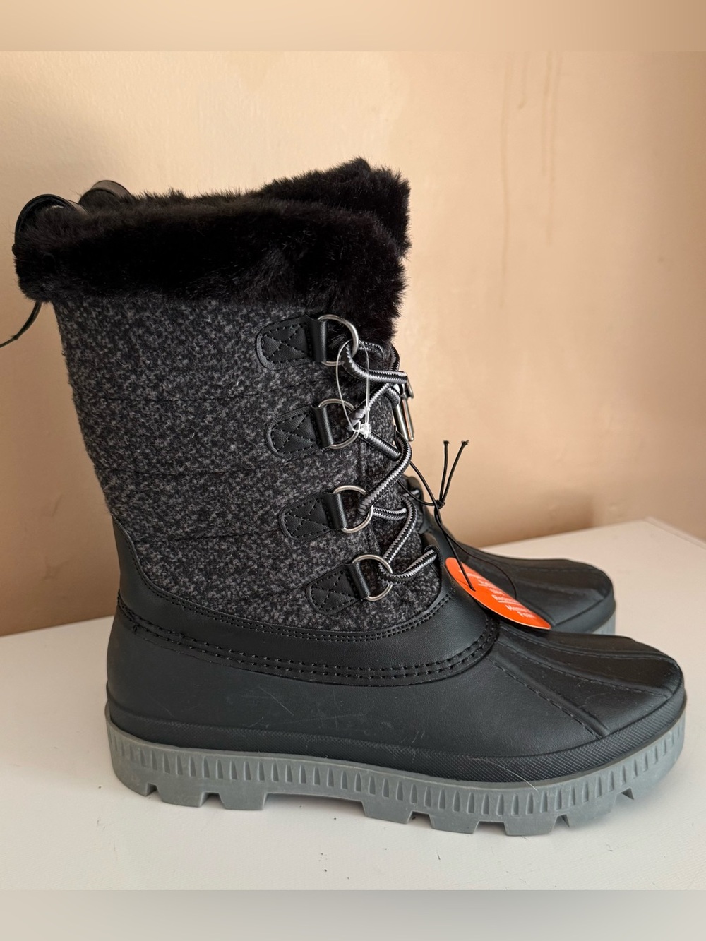 WOMEN'S SIZE 7 OZARK TRAIL INSULATED SKID RESISTANT MEMORY FOAM SNOW BOOTS NWT